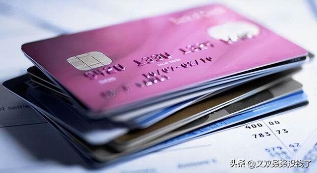 信用卡跟储蓄卡怎么区分（银行卡怎样区分信用卡还是储蓄卡）